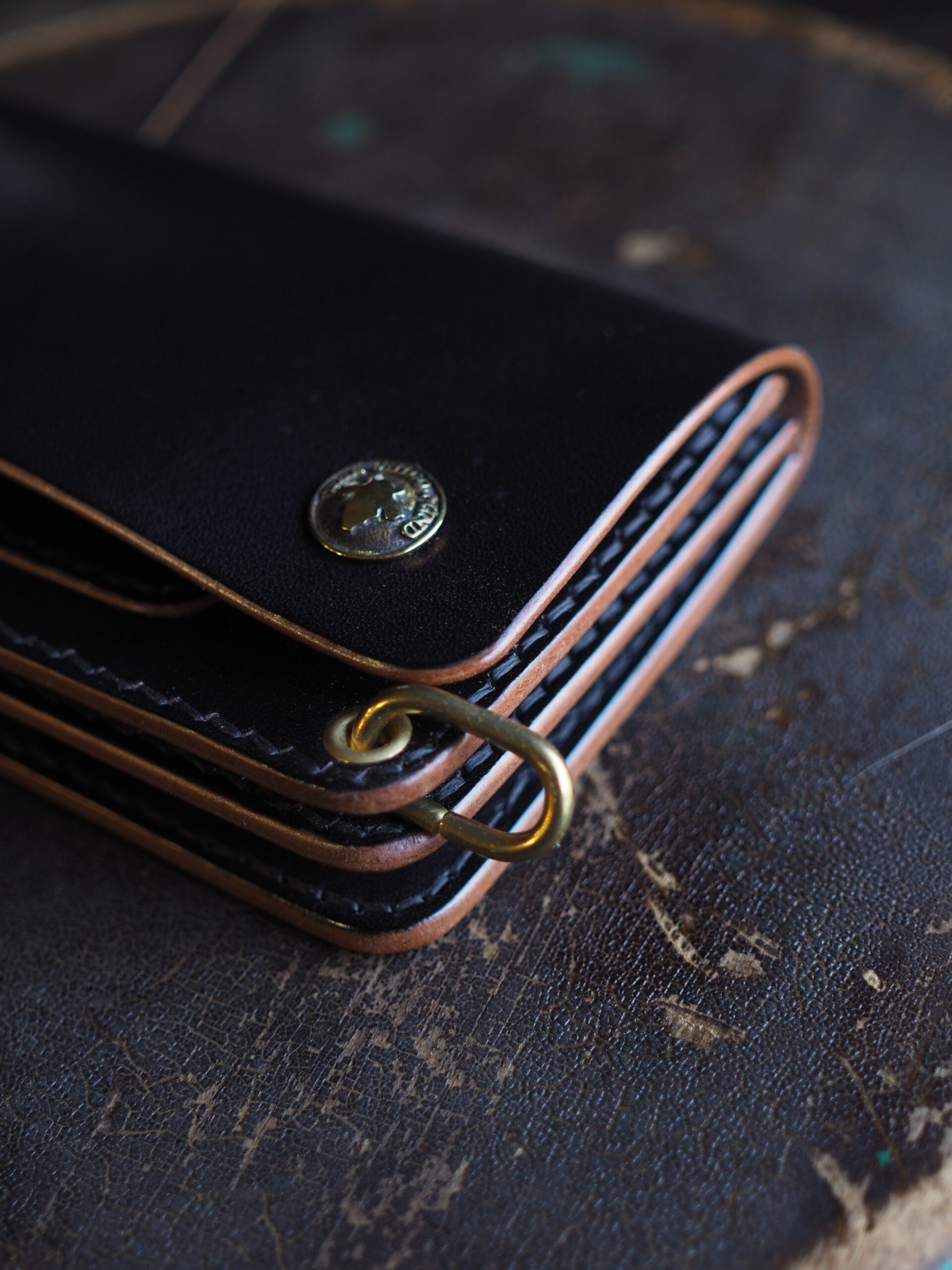 トラッカーウォレット 黒 茶芯 真鍮コンチョ トラッカーウォレット 黒 茶芯 真鍮コンチョ トラッカーウォレット 黒